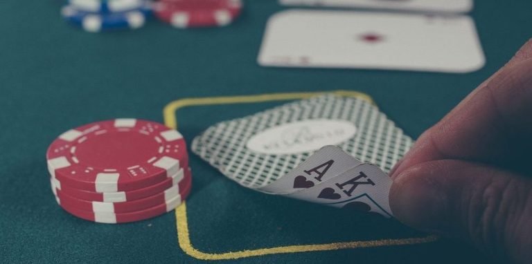 Meja live casino dengan dealer profesional berinteraksi langsung